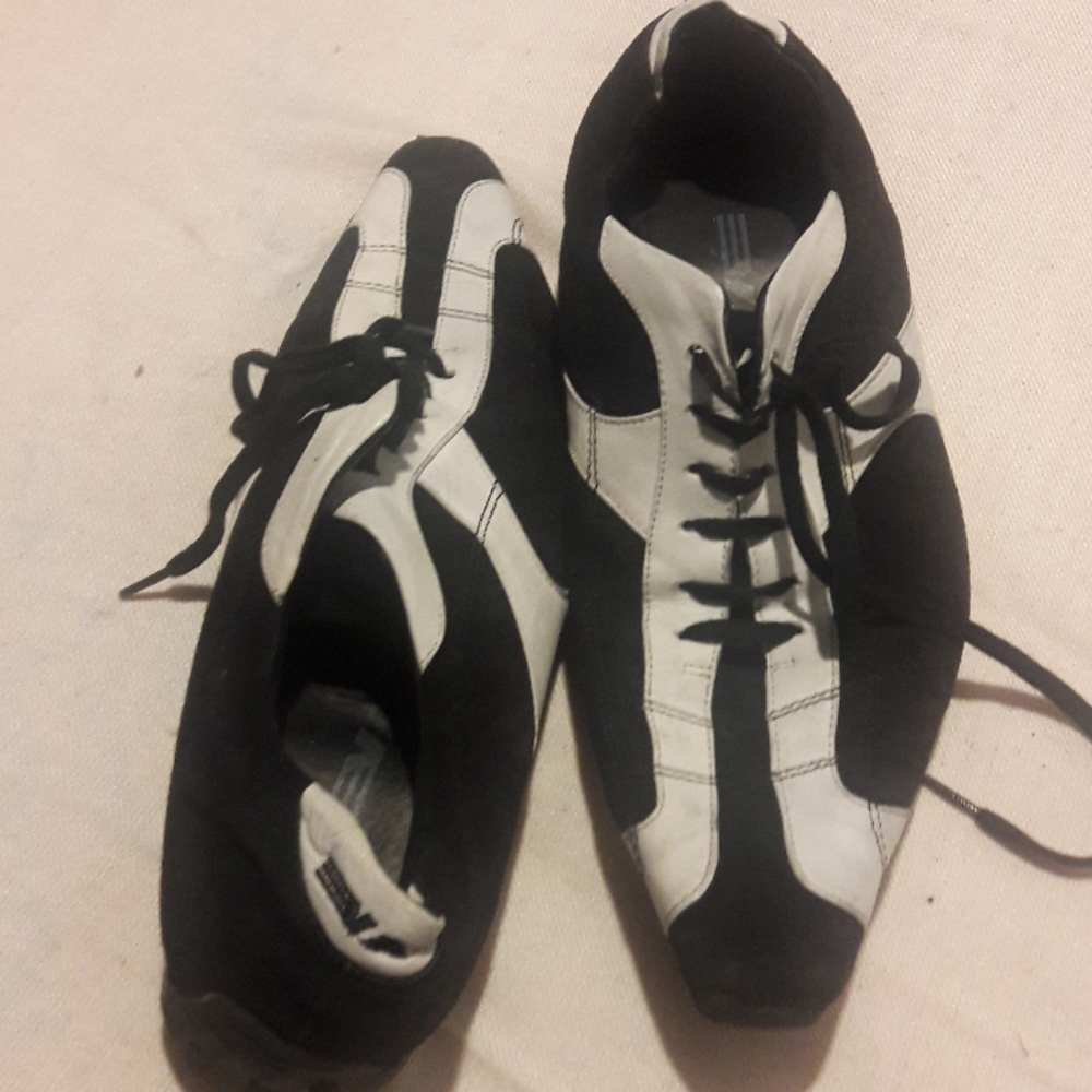 Suede and leather laced up shoe